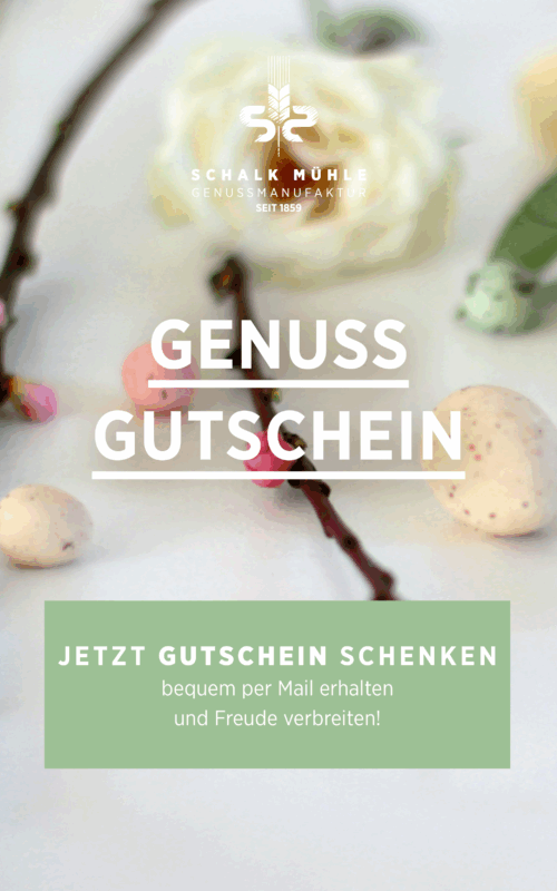 Genuss Gutschein für das Osternest - im Hintergrund Palmzweige und Ostereier sowie Frühlingsblumen