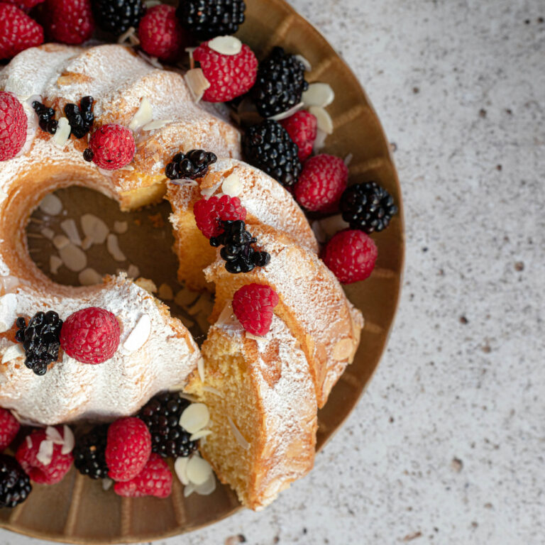 Vanille Guglhupf mit Beeren