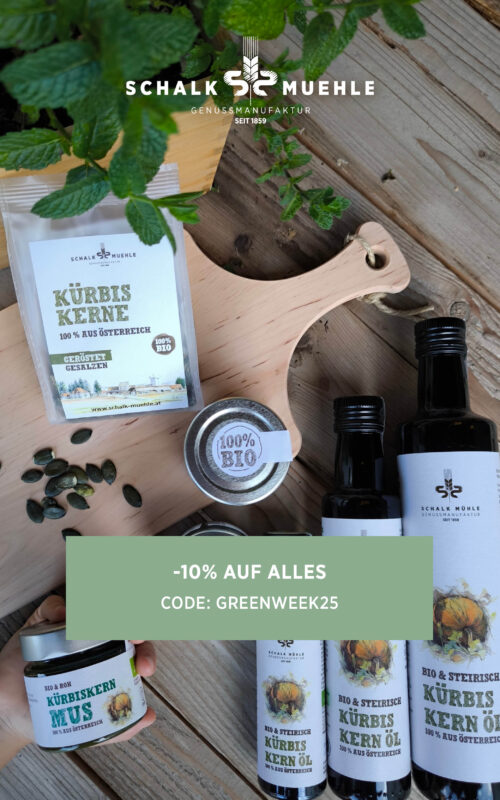 -10% auf Alles. Code: Greenweek25
Abgebildet sind 3x Kürbiskernöl in 100ml, 250ml und 500ml, Kürbiskerne und Pesto auf einem Brett und ein Basilikum Strauch