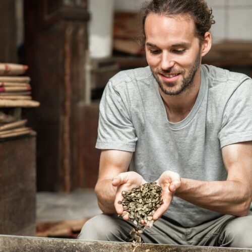 Am Bild Rainer Schalk, lächelnd beim Halten unserer hochwertigen Kürbiskerne