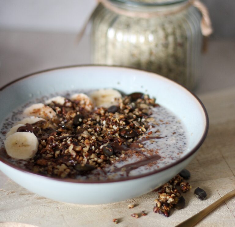 Bananen-Chia-Bowl mit Granola