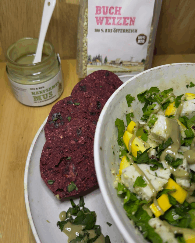 Vegane, glutenfreie Raunerbrötchen, aus rote Rübe, mit Leinsamen, Buchweizen und Hanfsamen der Schalk Mühle, serviert mit einem frischen Salat und Hanfmus-Dressing.
