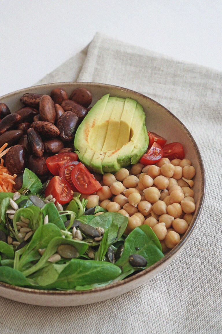 Gemüsebowl mit Hülsenfrüchten