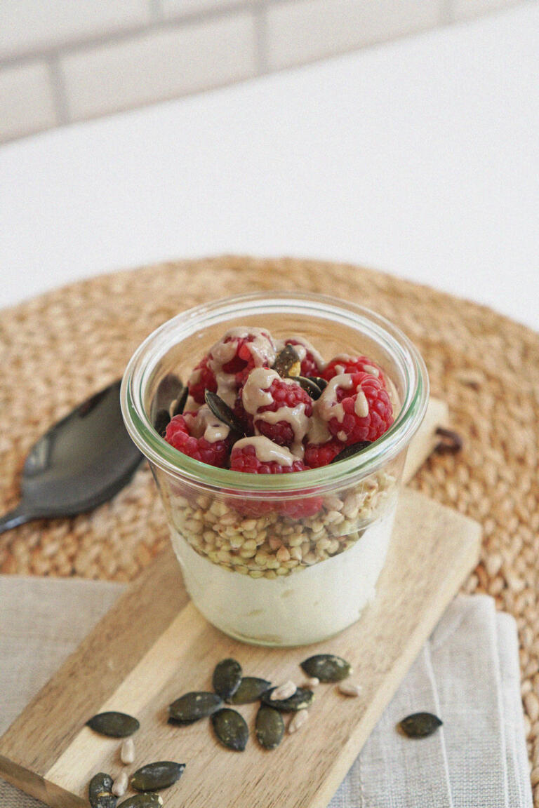 Topfencreme mit Buchweizen und Himbeeren