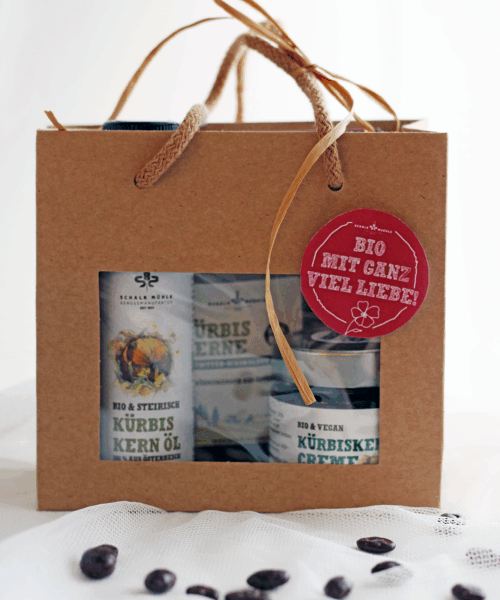 Set schön verpackt in einer Papiertüte mit Sichtfenster, rotem Sticker mit "BIO mit viel Liebe"