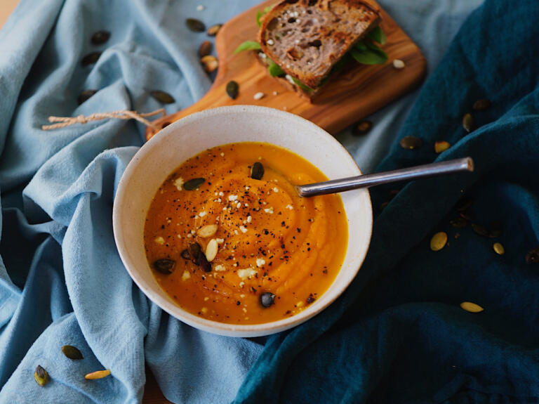 Kürbissuppe vom Butternusskürbis mit Kürbiskernöl